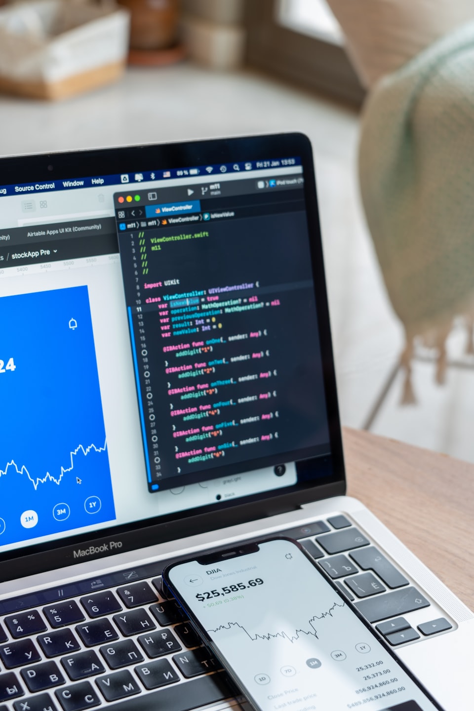 Laptop Ausschnitt mit Codezeilen